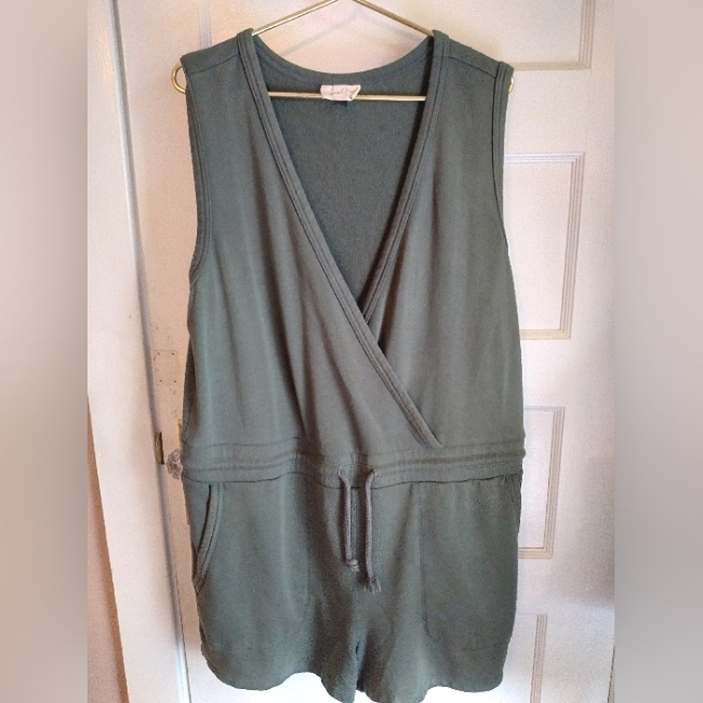 Universal Thread army green romper - xl